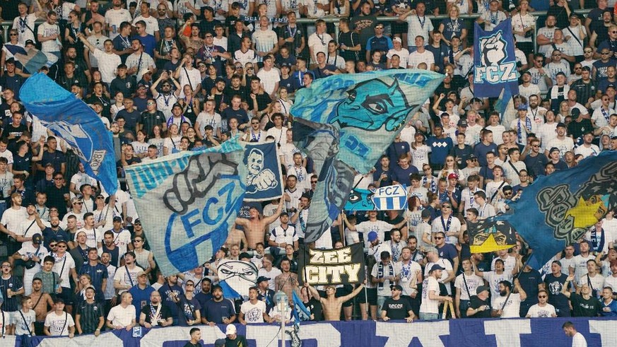 So sollte es sein: lautstarke Unterstützung für den FC Zürich, der über eine der stimmungsvollsten Fankurven im Land verfügt.