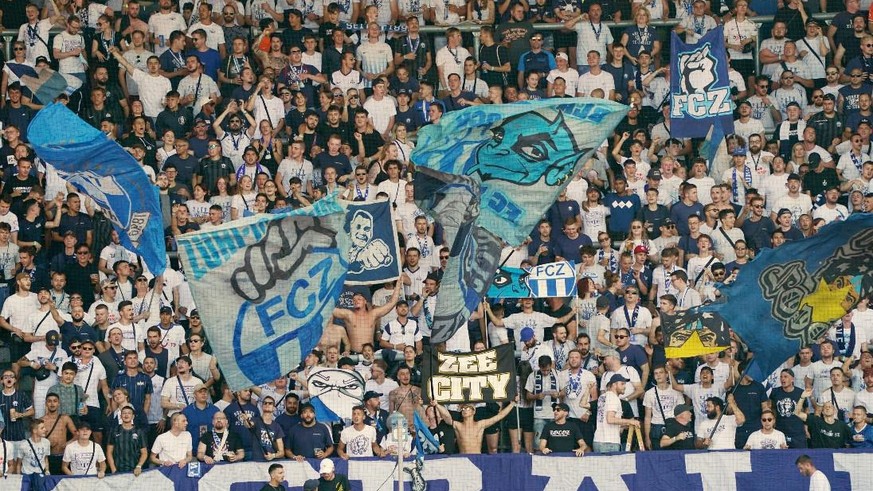 IMAGO / Geisser

Foto Manuel Geisser 21.08.2021 Stadion Letzigrund Fussball Herren Super League Saison 2021/2022 FC Zuerich - Grasshopper Club Zuerich.Bild : Suedkurve (FC Zuerich) Aktion Fans Zuschau ...