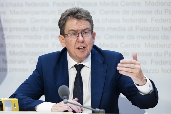 Bundesrat Albert Roesti spricht waehrend einer Medienkonferenz zur Abstimmung ueber den &quot;Bundesbeschluss ueber den Ausbauschritt 2023 fuer die Nationalstrassen&quot;, am Donnerstag, 10. Oktober 2 ...