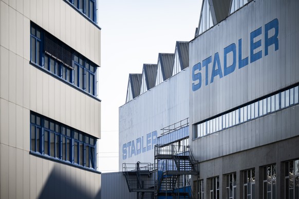 Logos am Hauptsitz der Stadler Rail, aufgenommen vor der Bilanzmedienkonferenz, am Mittwoch, 18. Maerz 2026 in Bussnang. (KEYSTONE/Gian Ehrenzeller).