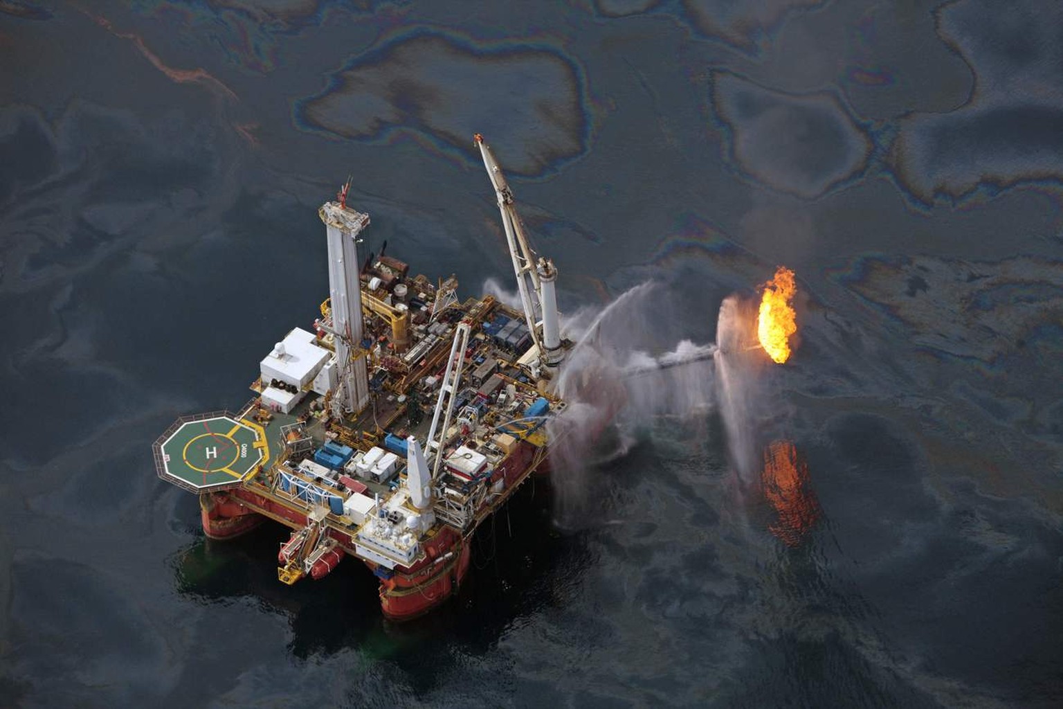 30 апреля 2010. Бритиш Петролеум катастрофа в мексиканском заливе. Взрыв нефтяной платформы Deepwater Horizon в мексиканском заливе. Глубоководный Горизонт 2010. Бритиш Петролеум разлив нефти в мексиканском заливе.