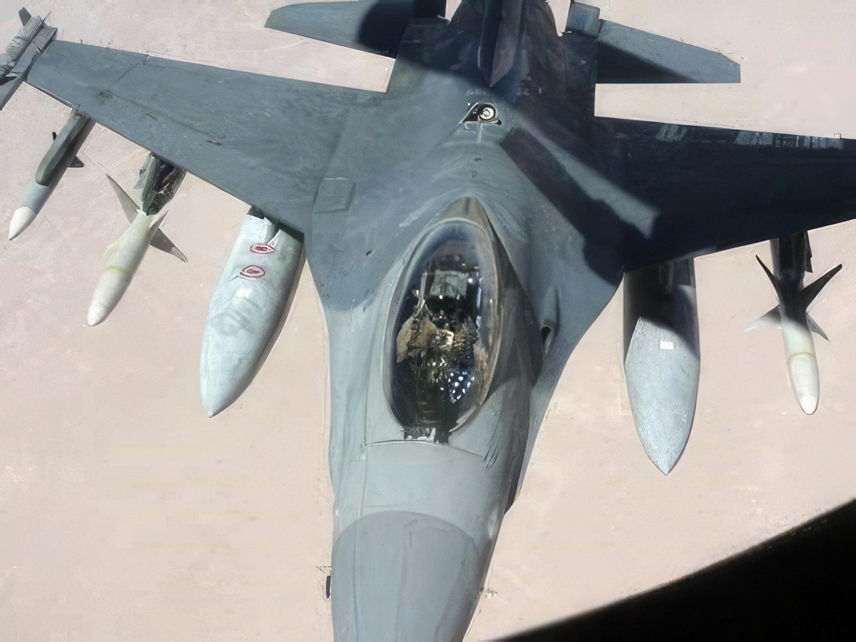 Un F-16 de l'US Air force au-dessus de l'Irak.