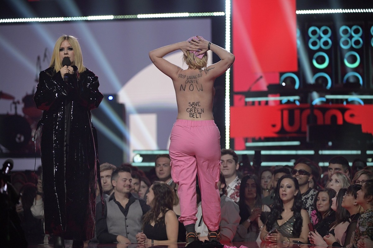 EDMONTON, AB - MARCH 13: A protestor interrupts Avril Lavigne speaking onstage at the 2023 JUNO Awards at Rogers Place on March 13, 2023 in Edmonton, Canada. (Photo by Dale MacMillan/Getty Images)