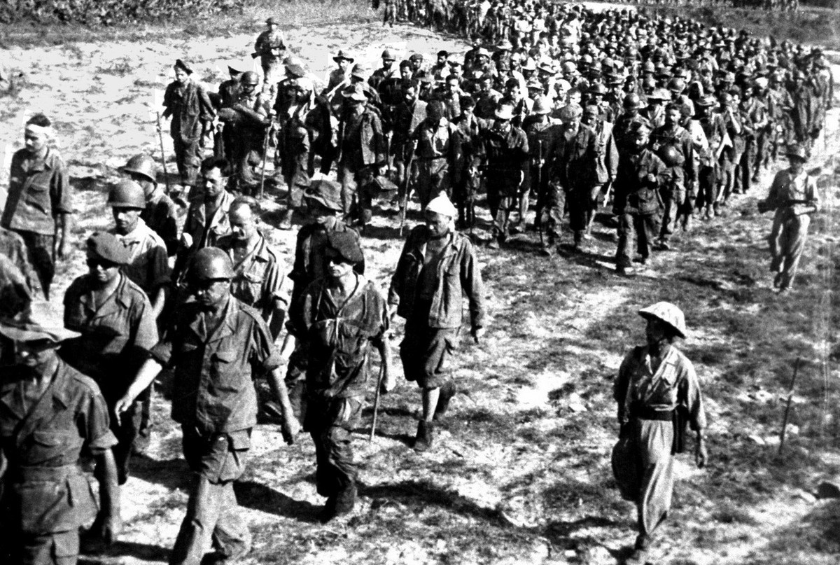 Captured French soldiers are marched through the fields after their surrender at Dien Bien Phu in 1954. More than 10'000 French troops were captured after a 55 day siege, the French defeat ended  ...