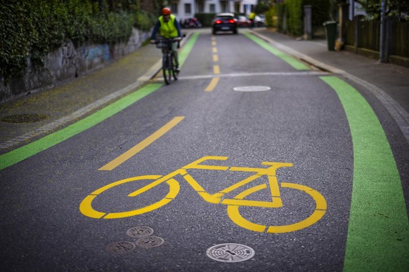 Eine Person faehrt mit einem Fahrrad auf der neu erstellten Velovorzugsroute auf der Muehlebachstrasse, aufgenommen am Dienstag, 9. April in Zuerich. (KEYSTONE/Michael Buholzer)