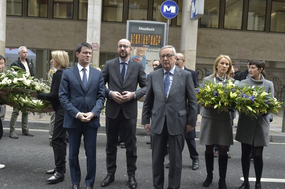 epa05227111 Belgium&#039;s Prime Minister Charles Michel (2-L) flanked by European Commission President Jean-Claude Juncker (3-R), and French Prime Minister Manuel Valls (L) as they arrive for the one ...