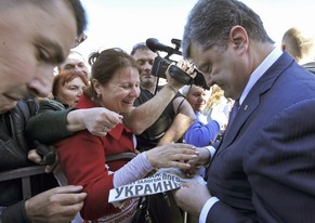 Poroschenko verteilt Autogramme.