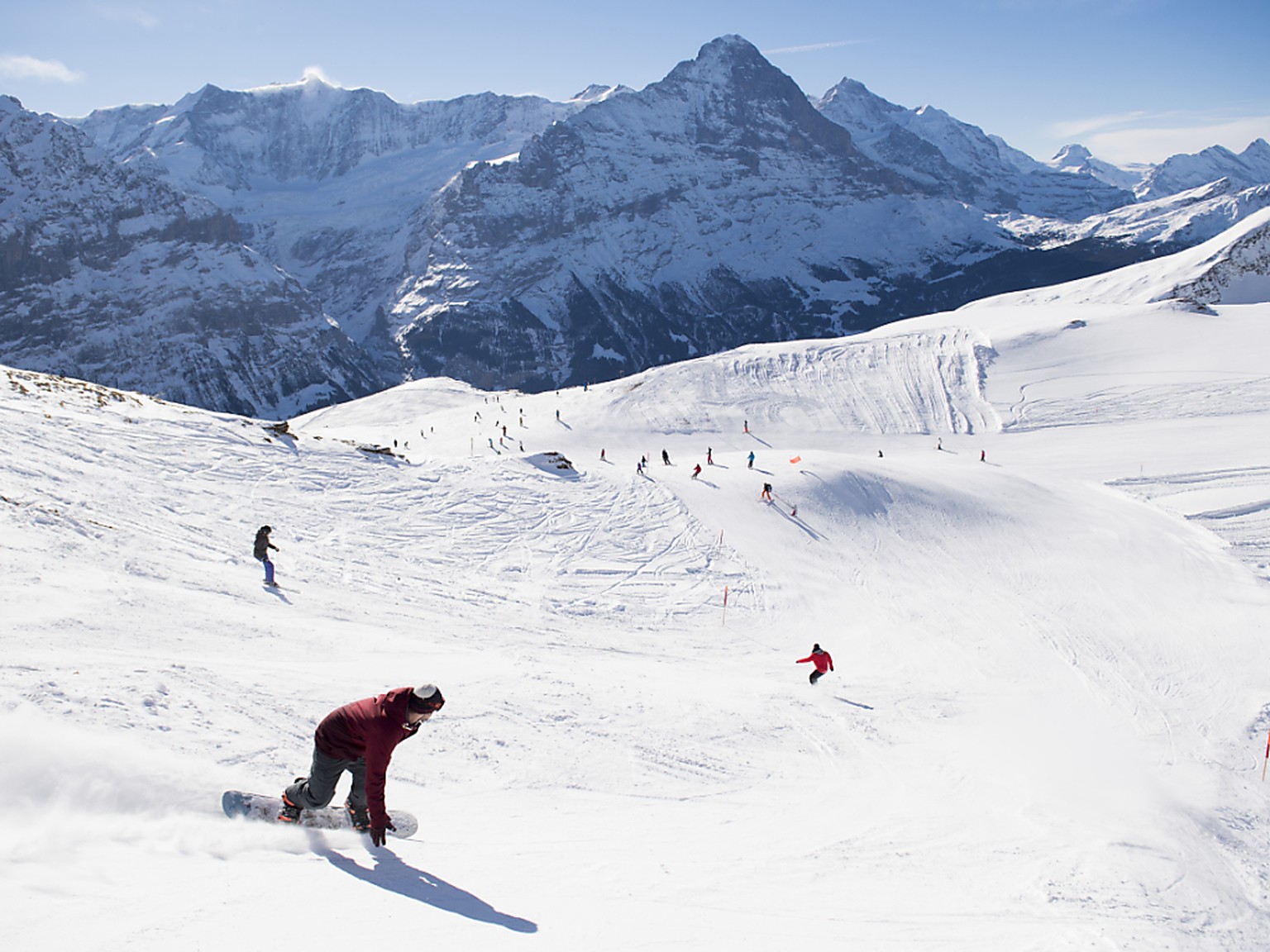 Die Jungfraubahnen wollen in den Skigebieten von Grindelwald und Wengen die Zahl der Ski- und Snowboardfahrenden begrenzen. (Archivbild)