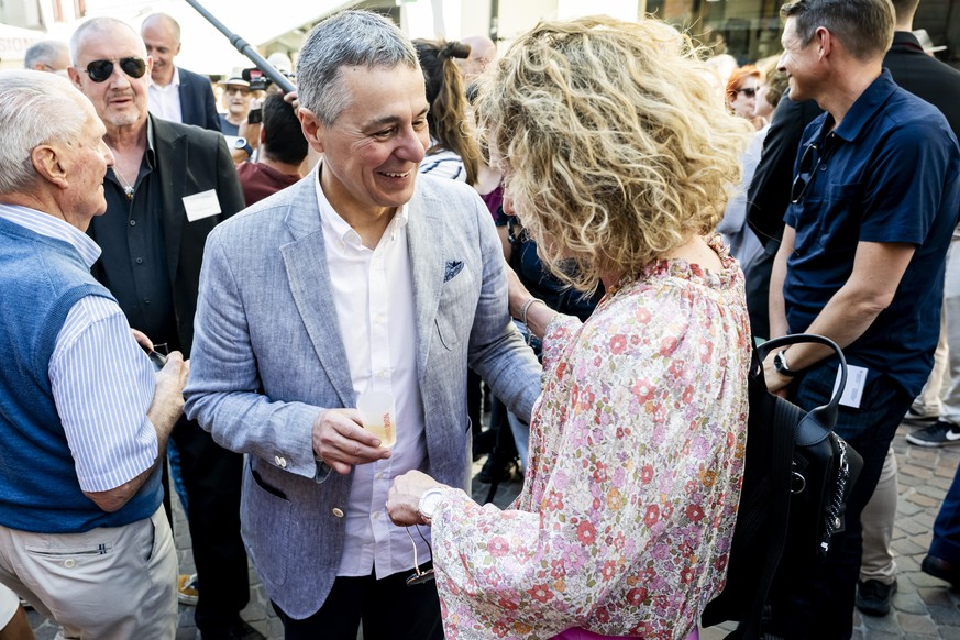 Le conseiller federal Ignazio Cassis, parle avec la population valaisanne pendant un aperitif dans la rue du Grand-Pont lors de l&#039;excursion 2024 du Conseil federal (Bundesratsreise) dans le canto ...