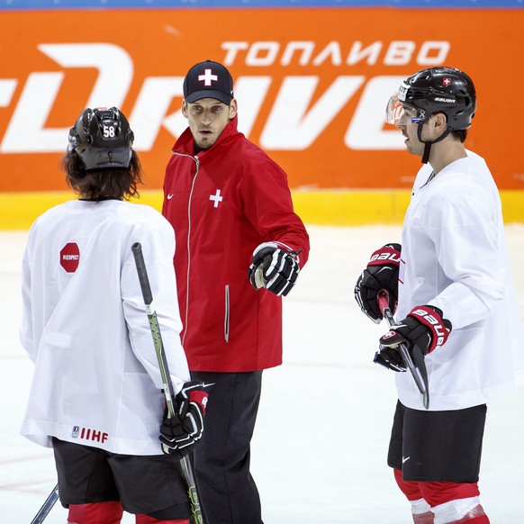 Arbeit an Pfingstmontag: Fischer gibt im Training Anweisungen.