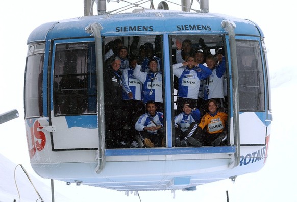 Hanspeter Latour, Trainer des Grasshoppers-Club Zuerich, GC, und seine Mannschaft sind am Mittwoch, 19. Januar 2005 in der Gondelbahn auf dem Weg auf den Titlis in Engelberg. Trotz Schneefall, Nebel u ...