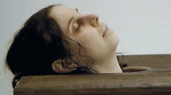 Therapie und Strafe zugleich: Still aus dem Film «Das Deckelbad» (2014). Maria Theresia Wilhelms Geschichte diente als Grundlage für das Drehbuch.
https://www.ascot-elite.ch/movie/das-deckelbad