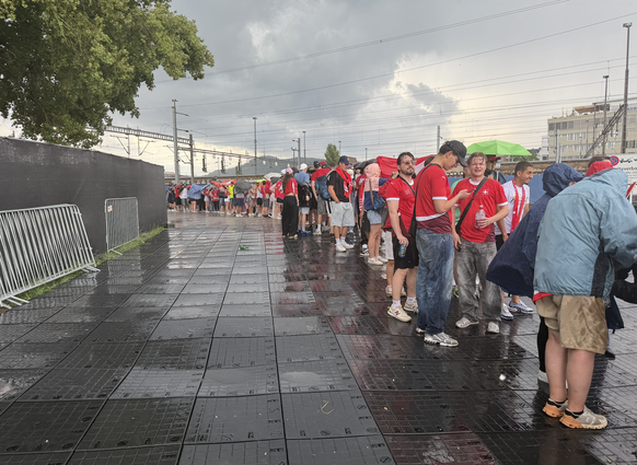 Hockey-Fans stehen vor der Hockey-WM Fanzone, in Altstetten ZH Schlange