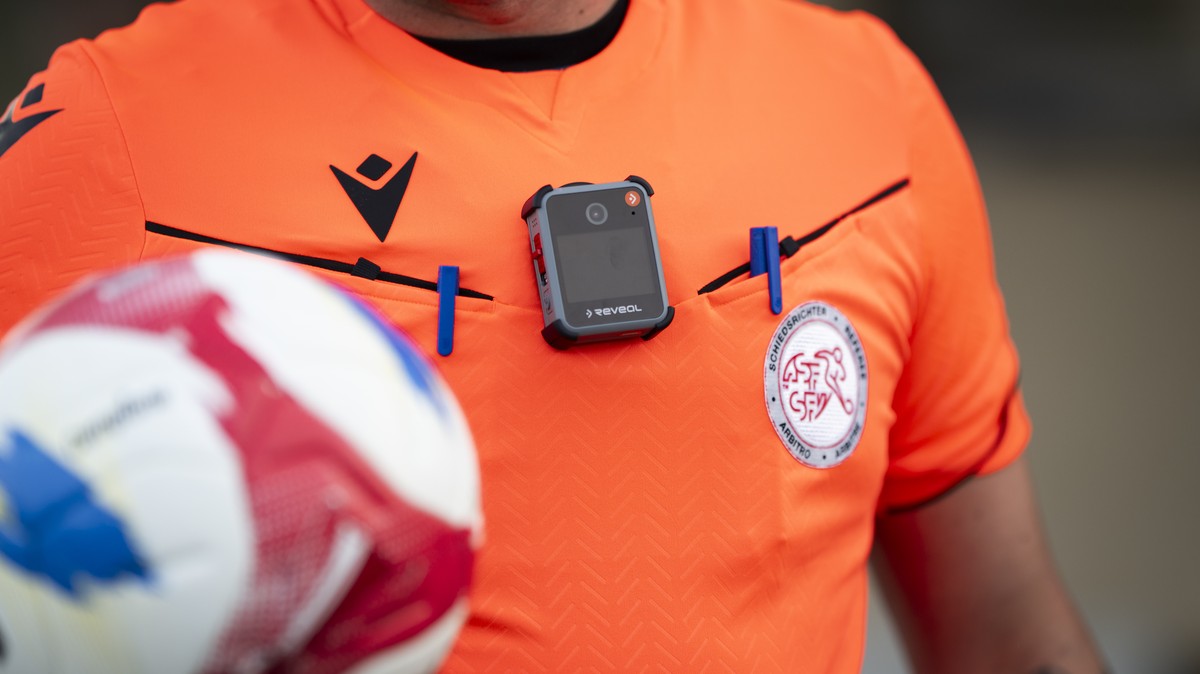 Une bodycam est visible sur un arbitre lors de la presentation dun projet pilote de l'UEFA sur l'utilisation de bodycams sur les arbitres dans le football amateur, en marge du match de 3e l ...