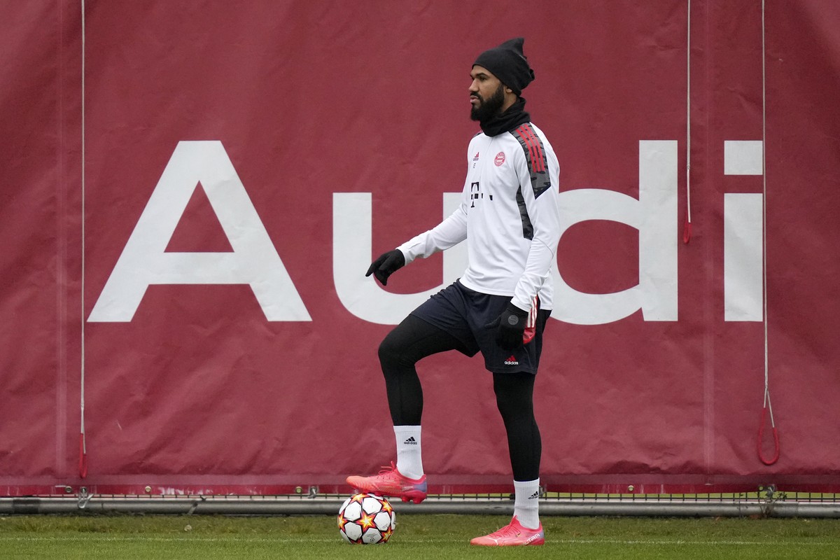 Bayern's Eric Maxim Choupo-Moting gestures during a training session prior to the Champions League group E soccer match between Bayern Munich and Benfica Lisbon in Munich, Germany, Monday, Nov. 1 ...