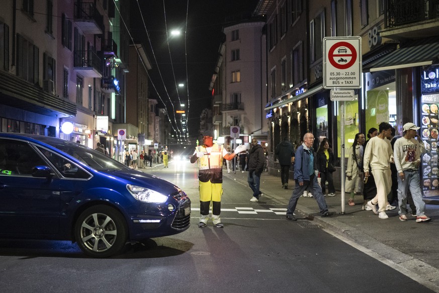 Ein Mann signalisiert den Autofahrern den Weg um das autofreie Stueck Strasse an der Langstrasse in Zuerich, aufgenommen am Samstag, 30. September 2023. Ab November 2023 wird die Langstrasse tagsueber ...