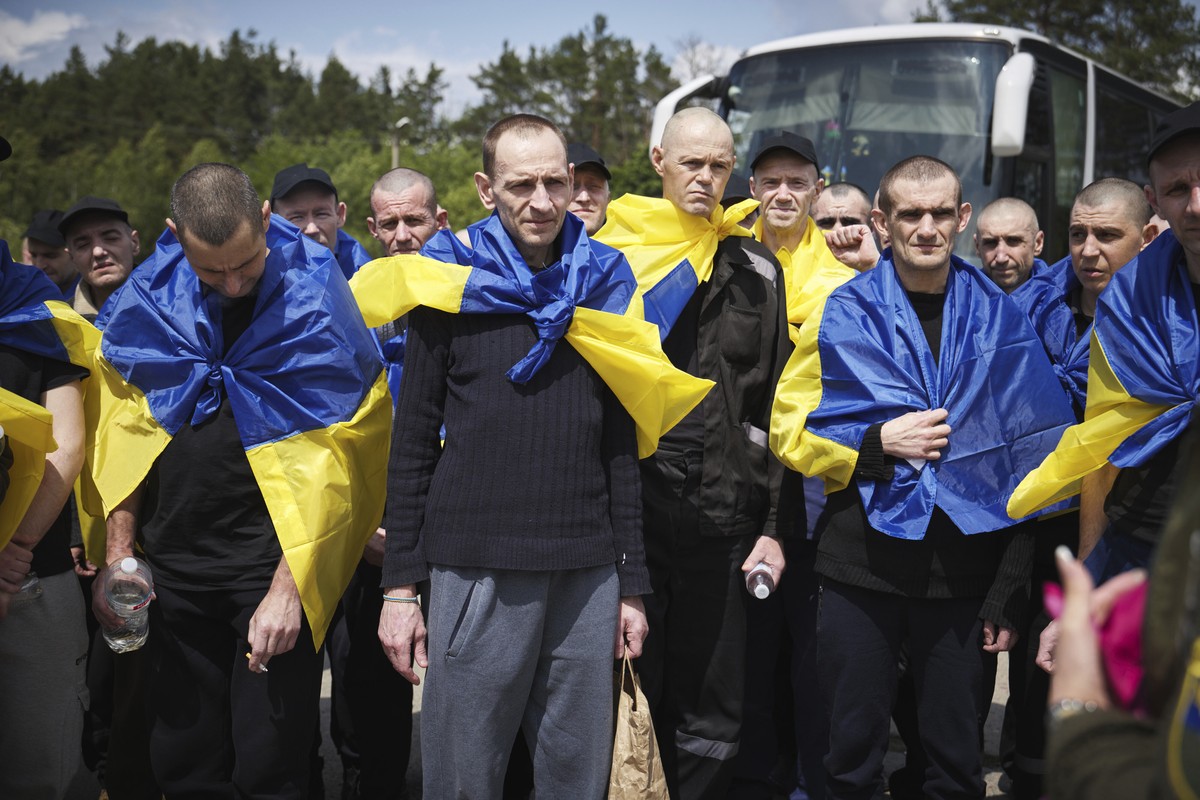 In this photo provided by the Ukrainian Presidential Press Office on Thursday June 12, 2025, Ukrainian soldiers arrive in Chernihiv region, Ukraine after a POW exchange between Russia and Ukraine. (Uk ...