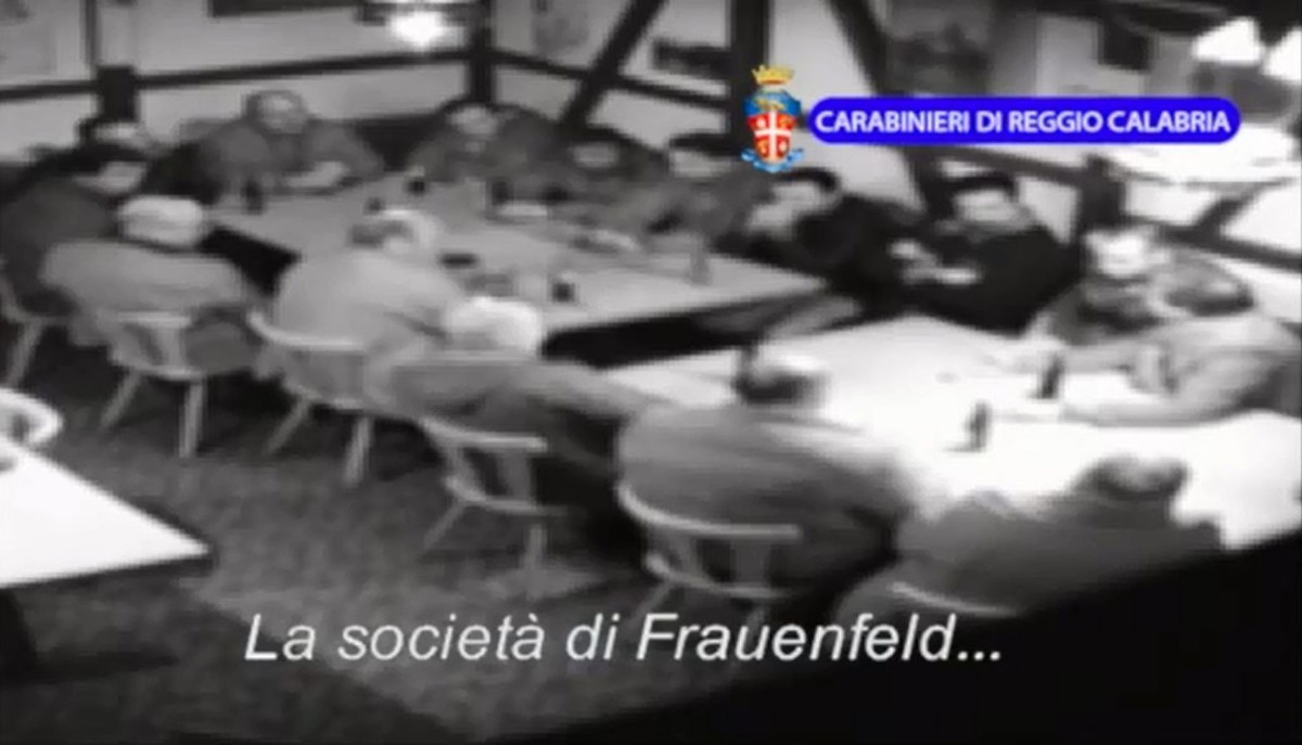 HANDOUT - Die Videosequenz der ''Operazione Helvetica'', die die kalabresische Polizei am Freitag, 22. August 2014 ins Internet stellte, Ein Dutzend Maenner sitzen um zwei Tische,  ...