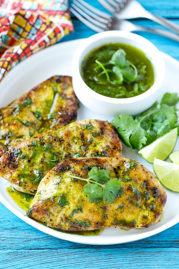 coriander lime chicken koriander limette huhn hähnchen essen food grill https://www.dinneratthezoo.com/wp-content/uploads/2016/06/cilantro-lime-chicken-2-683x1024.jpg