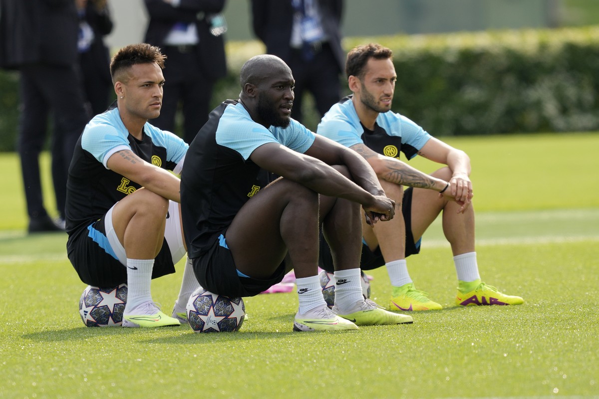 Inter Milan's Lautaro Martinez, left, Inter Milan's Hakan Calhanoglu, right, and Inter Milan's Romelu Lukaku attend at the training during a media day ahead of the Champions League socc ...