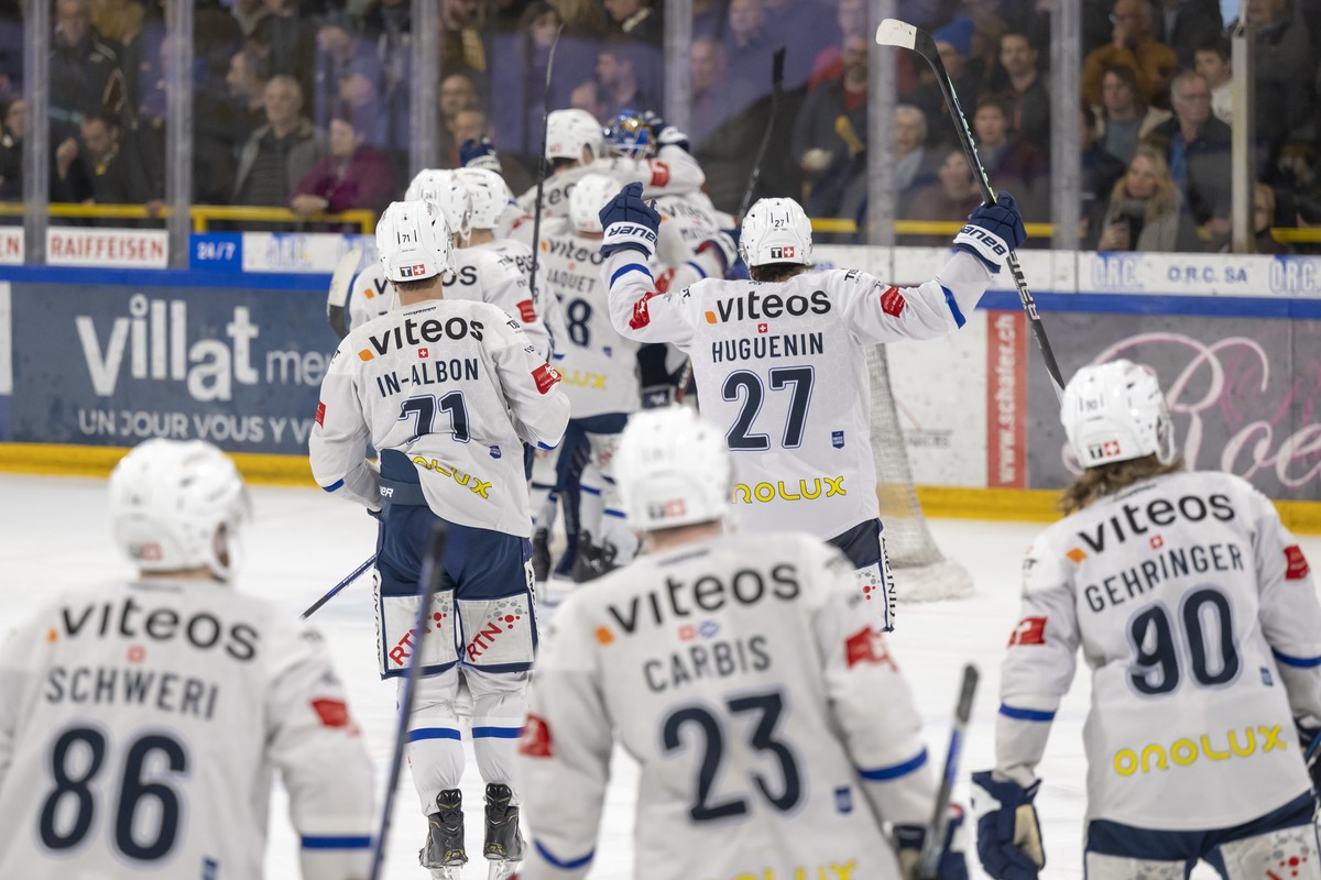 La Chaux-de-Fonds' Spieler jubeln nach dem Sieg beim ersten Spiel der Eishockey Ligaqualifikation der National League zwischen dem HC Ajoie und dem HC La Chaux-de-Fonds in der Raiffeisen Arena in ...