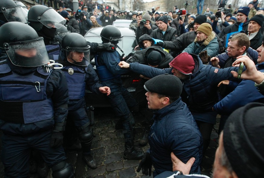 epa06368376 Protestors clash with police as they try to stop the arrest of the former Georgian president and ex-Odessa Governor Mikheil Saakashvili in downtown Kiev, Ukraine, 05 December 2017. The lea ...