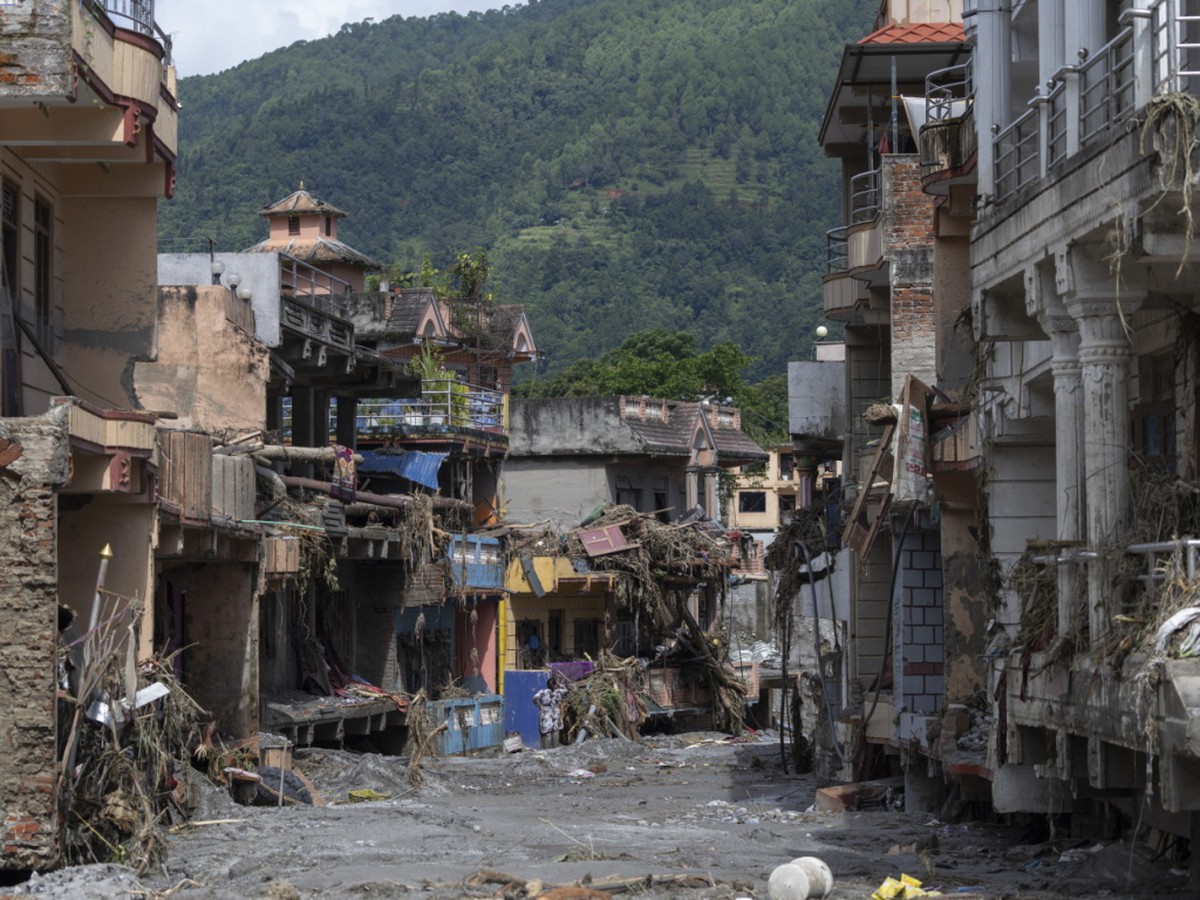 Le puissant mur d'eau et de boue qui a submergé mercredi matin une région frontalière entre le Népal et le Tibet en territoire chinois a balayé des villages entiers et coûté la vie à 472 personne ...