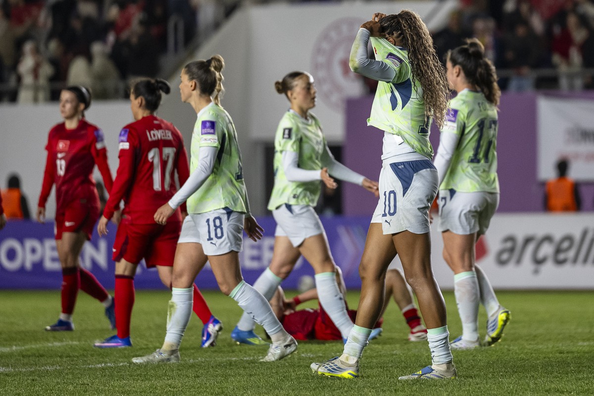 Turkey's Vildan Kardesler, Turkey's Ilayda Civelek, Switzerland's Viola Calligaris, Switzerland's Lia Kamber, Switzerland's Sydney Schertenleib and Switzerland's Svejna F ...