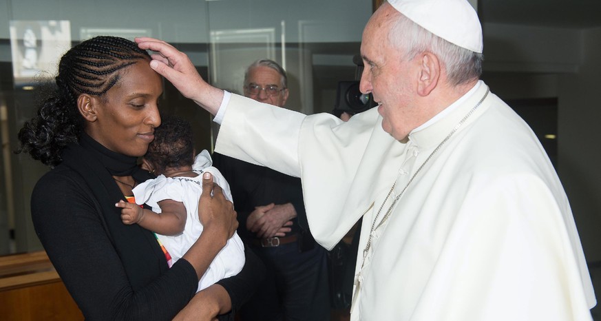 Die 26-jährige Mariam Jahia Ibrahim Ishag und ihre Tochter Maya werden am 24. Juli 2014 vom Papst empfangen.