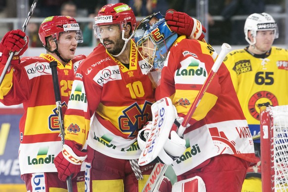 Biels Toni Rajala, Robbie Earl, und Goalie Jonas Hiller, von links, freuen sich ueber den 4-3 Sieg, waehrend dem Eishockeyspiel der National League zwischen dem EHC Biel und dem SC Bern, am Samstag 13 ...