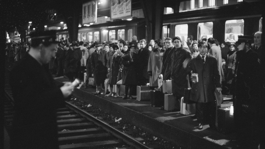 Italiener reisen vom Zürcher Hauptbahnhof im Dezember 1962 über Weihnachten nach Hause. 
(Bild: Comet Photo)