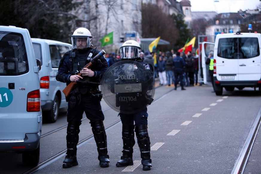 Das Polizeiaufgebot vor dem türkischen Konsulat war enorm.