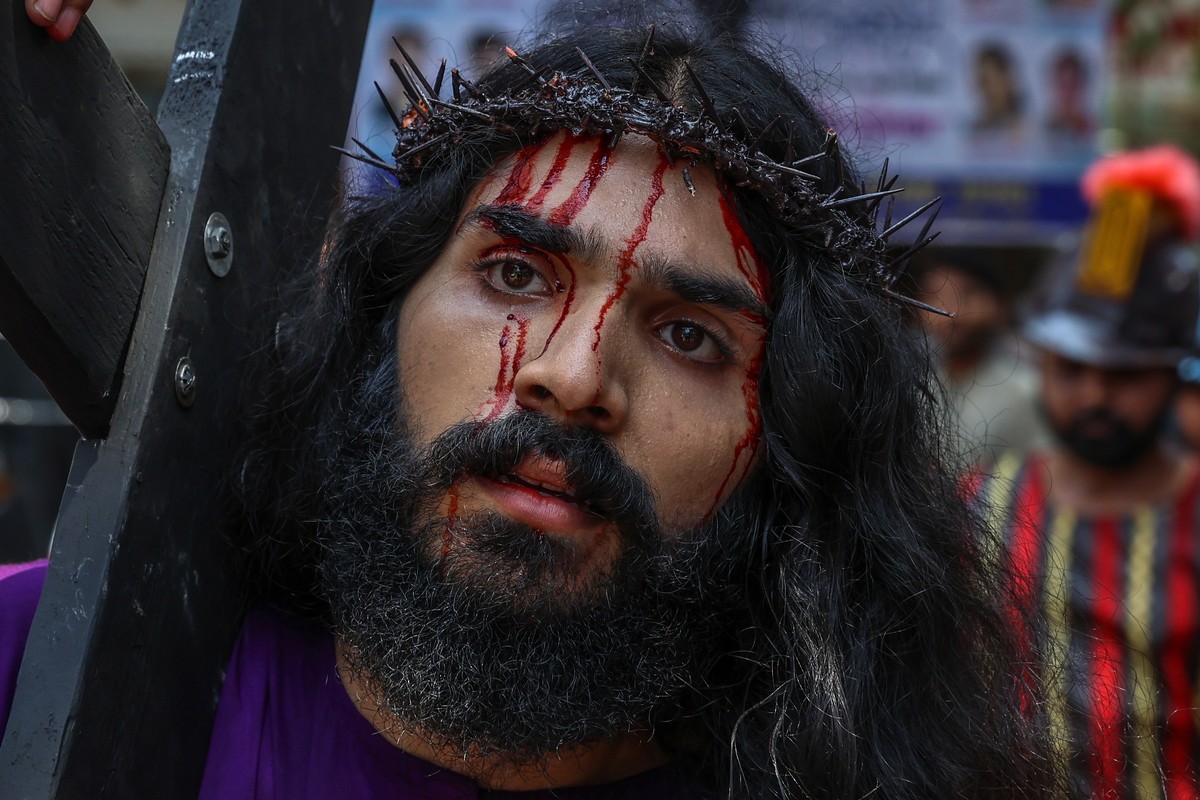 epaselect epa12038579 An Indian penitent dressed as Jesus Christ takes part in a re-enactment of the Stations of the Cross on Good Friday in Mumbai, India, 18 April 2025. Good Friday is a religious ho ...