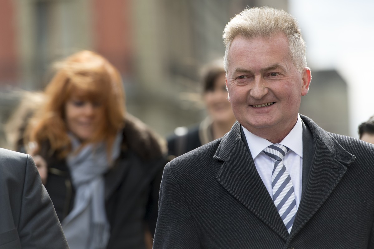 Le candidat de l'Union Democratique du Centre, UDC, Pascal Dessauges, droite, lors de la proclamation des resultats du premier tour de l'election complementaire au Conseil d'Etat du can ...