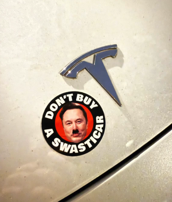 Swasticar – Tesla-Protest https://www.instagram.com/everyonehateselon_/