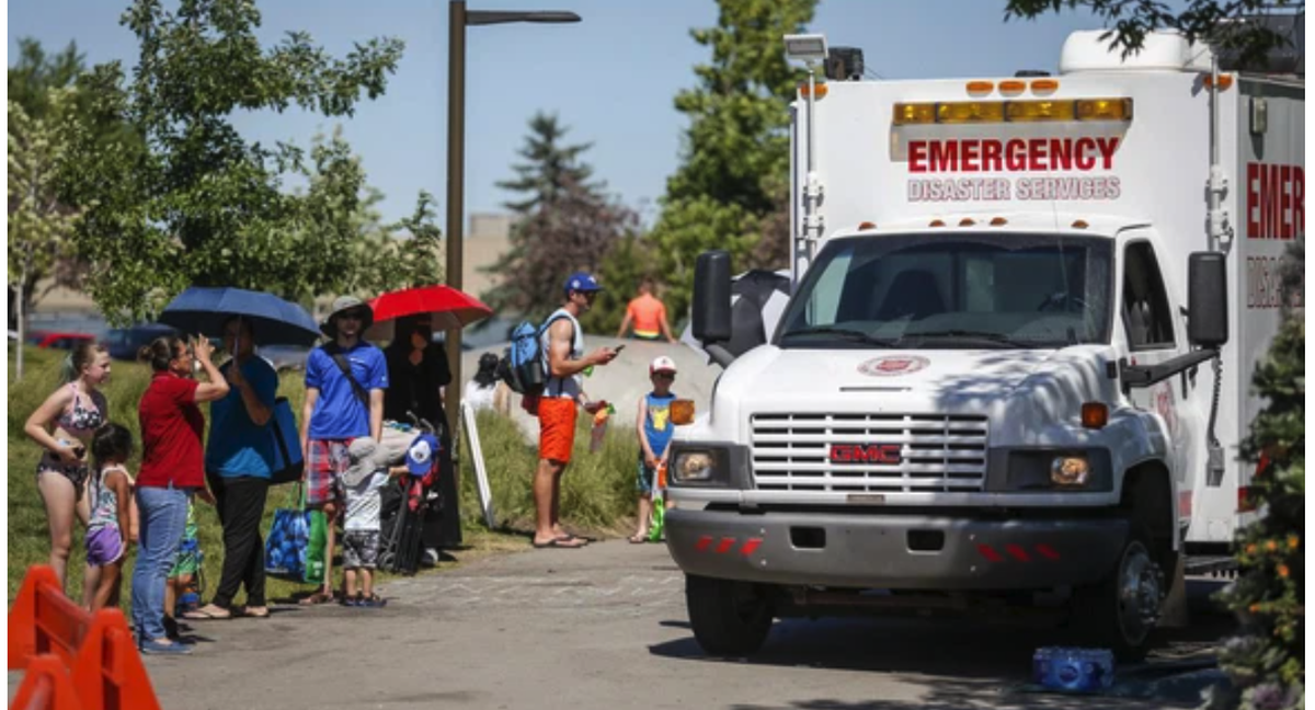 Dans la province de la Colombie britannique au Canada, la température a atteint 49,6 degrés à la fin du mois de juin. Une ambulance de l'Armée du Salut sert de station de refroidissement.