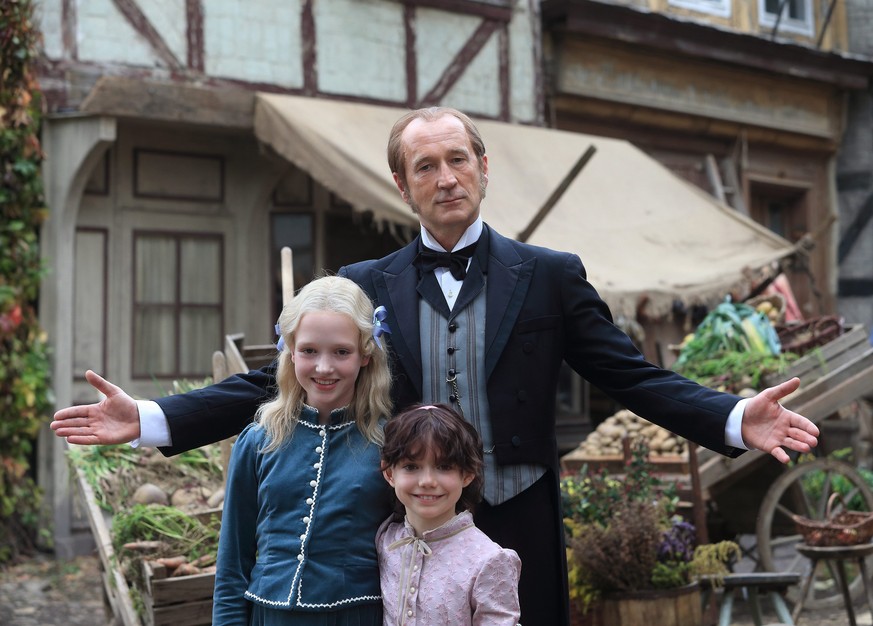 Peter Lohmeyer, Isabelle Ottmann und Anuk Steffen alias Heidi (vorne rechts).