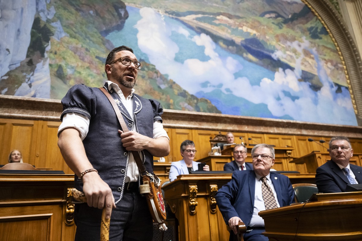 Der Freiburger Saenger Fabien Crausaz singt den Ranz des vaches, die inoffizielle Hymne des Kantons Freiburg, zu Ehren des neugewaehlten Nationalratspraesidenten Pierre-Andre Page, SVP-FR, an der Wint ...