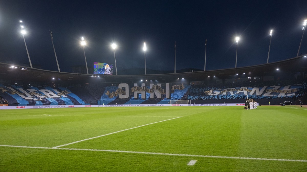Choreo der Zuercher Suedkurve ''Liebi ohni Graenze'' im Fussball Meisterschaftsspiel der Super League zwischen dem FC Zuerich und dem Grasshopper Club Zuerich am Samstag, 10. Febru ...