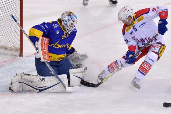 Der Klotener Colby Genoway versucht es alleine gegen den Davoser Torhueter Gilles Senn, beim Eishockey Meisterschaftsspiel der National League A zwischen dem HC Davos und dem EHC Kloten, am Dienstag,  ...