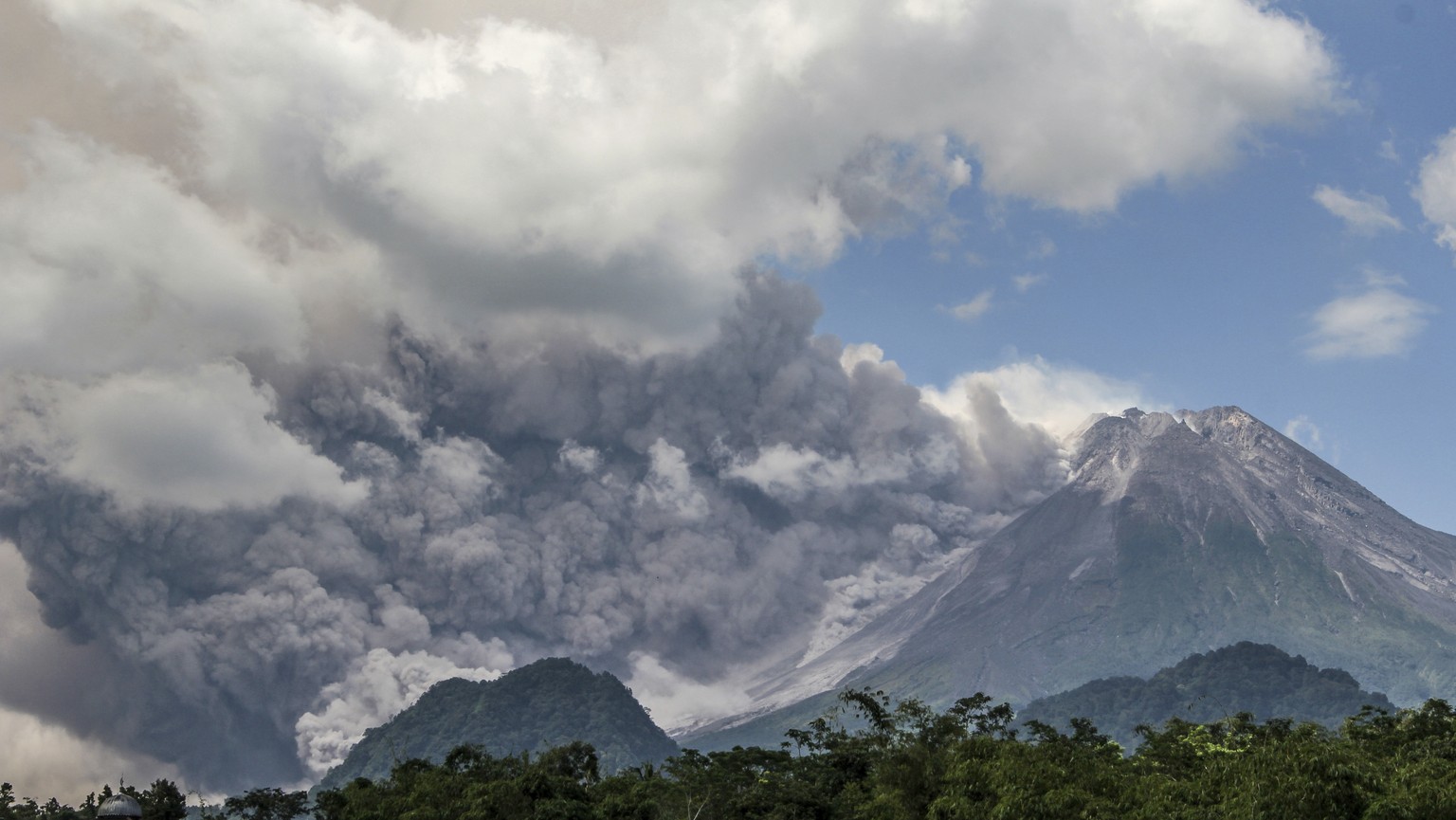 Mount Merapi releases volcanic materials during an eruption in Sleman, Indonesia, Saturday, March 11, 2023. (AP Photo/Slamet Riyadi)