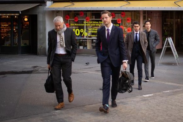 Nassim Ben Khalifa (1.von rechts) auf dem Weg zum Kreisgericht St.Gallen.