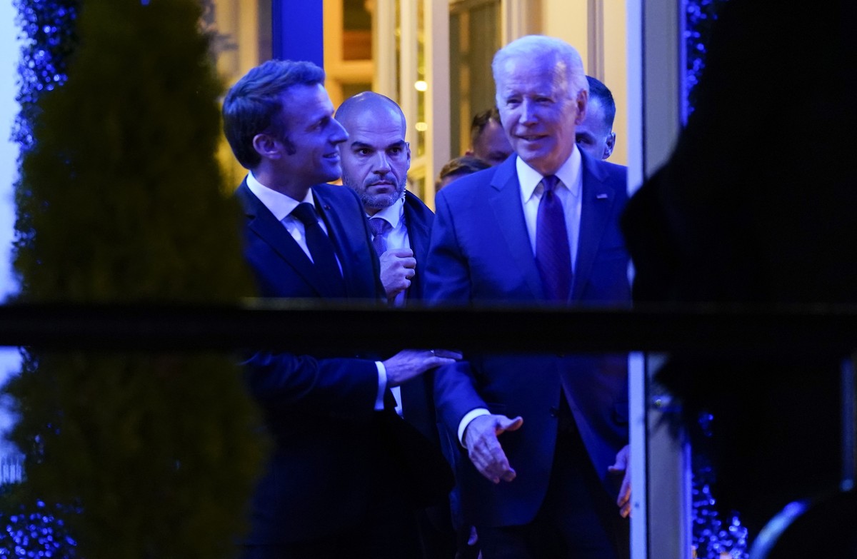 President Joe Biden and French President Emmanuel Macron and his wife Brigitte Macron depart after eating dinner at Fiola Mare in Washington, Wednesday, Nov. 30, 2022. (AP Photo/Andrew Harnik)