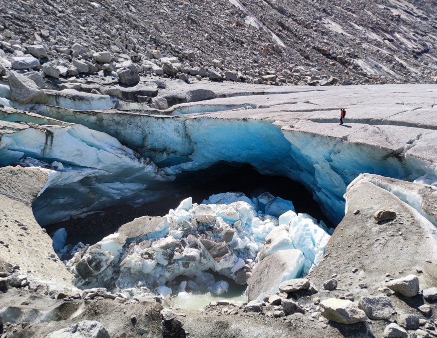 Gletscher Gletscherschmelze 2026 Schweiz: Vielerorts sind auf Gletscherzungen tiefe Einsturztrichter zu erkennen, wie hier am Rhonegletscher
(VS). Riesige Höhlen unter dem Eis brechen plötzlich ein –  ...