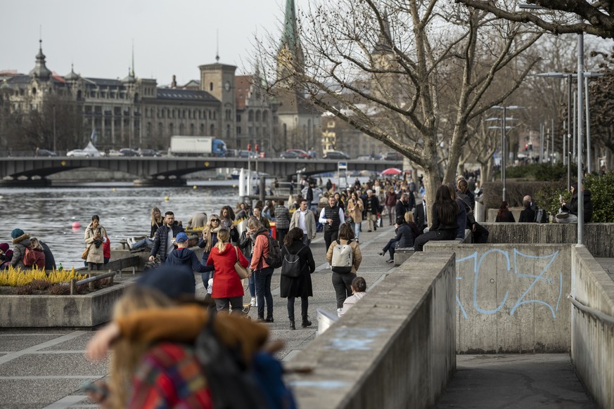 Menschen geniessen das fruehlingshafte Wetter am See, fotografiert am 26. Februar 2021 in Zuerich. (KEYSTONE/Christian Beutler)