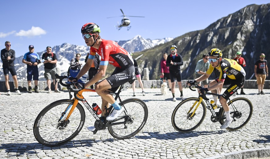 epa09267620 Gino Maeder (L) from Switzerland of Bahrain Victorious, during the eight and final stage, a 160 km race with start and finish in Andermatt, at the 84th Tour de Suisse UCI ProTour cycling r ...