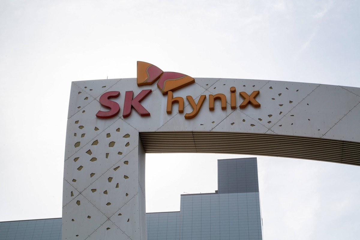 SK hynix, Apr 22, 2026 : SK hynix s plant in Icheon, about 50 km 31 miles southeast of Seoul, South Korea. The South Korean chipmaker is set to release its first quarter earnings on Thursday, Apr 23.  ...
