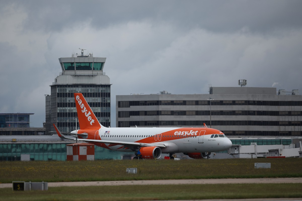 epa13011881 An EasyJet flight taxis on the runway at Manchester Airport in Manchester, Britain, 02 June 2026. Jet fuel prices have risen sharply on international markets since the beginning of the con ...