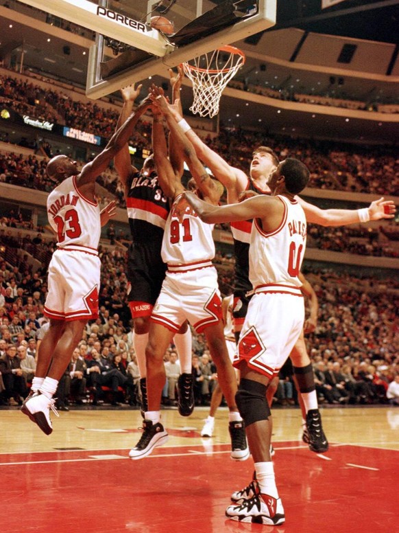 Paris (rechts) 1997 unter dem Korb mit den Bulls-Legenden Michael Jordan (links) und Dennis Rodman (Mitte).