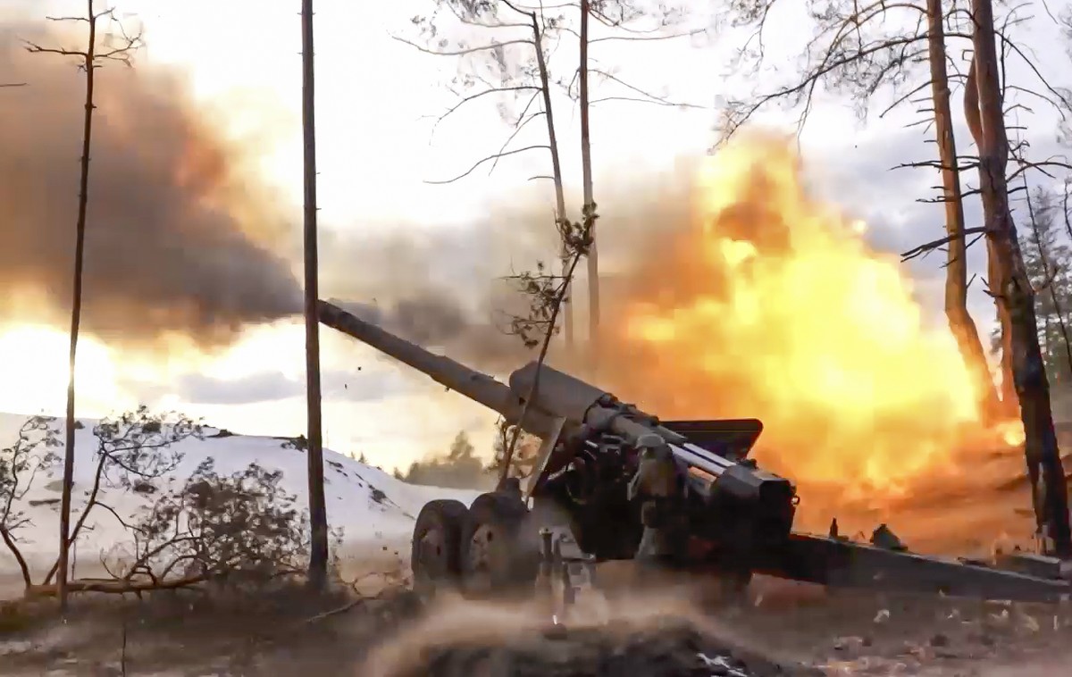 epa10502600 A still taken from a handout video made available by on 04 March 2023 by the Russian Defence Ministry's press service shows a 2A36 Giatsint-B 152mm field gun being fired at an undiscl ...